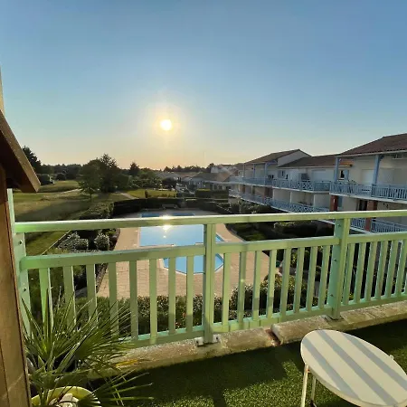 Unappartalamer Vue Golf De Et Piscine アパート